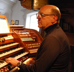Organist Simon Gives Dramatic Performance at St. Stephen’s 