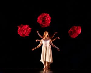 <p>MOMIX Takes Contemporary Dance Theatre to the Outer Limits in <em>Alice</em></p>